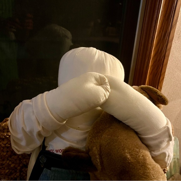 Amish doll holding teddy bear- appears to be vintage. - Picture 5 of 5